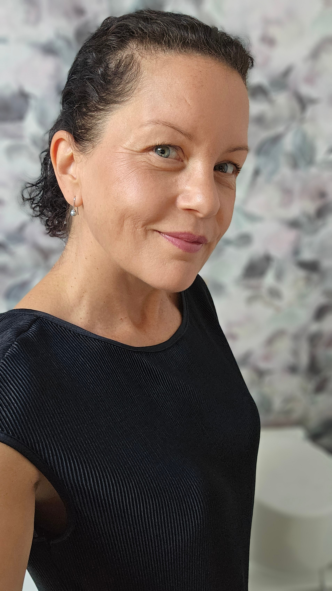 Porträt Carmen Opel — freundlich lächelnd